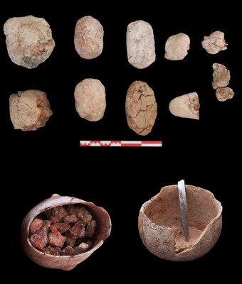 Figure 4. Burnt clay loaves (above) and bowls with red pigments (below).